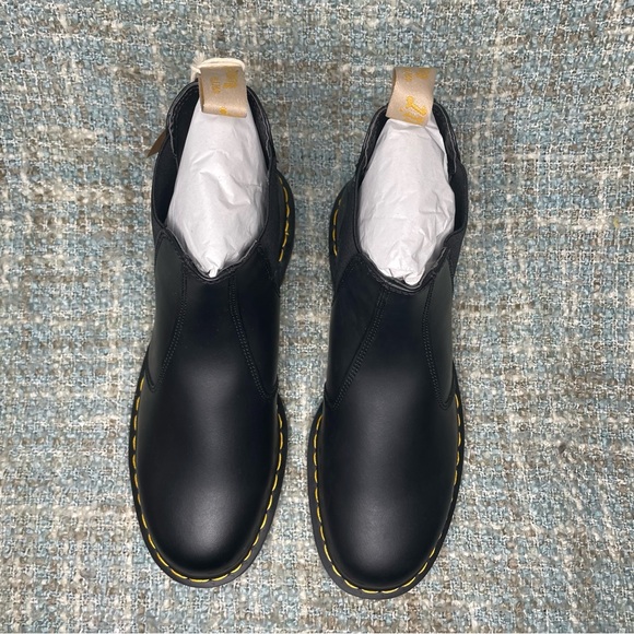 Dr. Martens Men's 2976 Vegan Chelsea Boot in Black Felix Rub Off - Picture 7 of 9